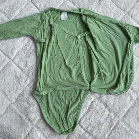 Kate Quinn | Green Solid Long Sleeve Kimono Wrap Bodysuit | Size 6-12 Months - Picture 4 of 13